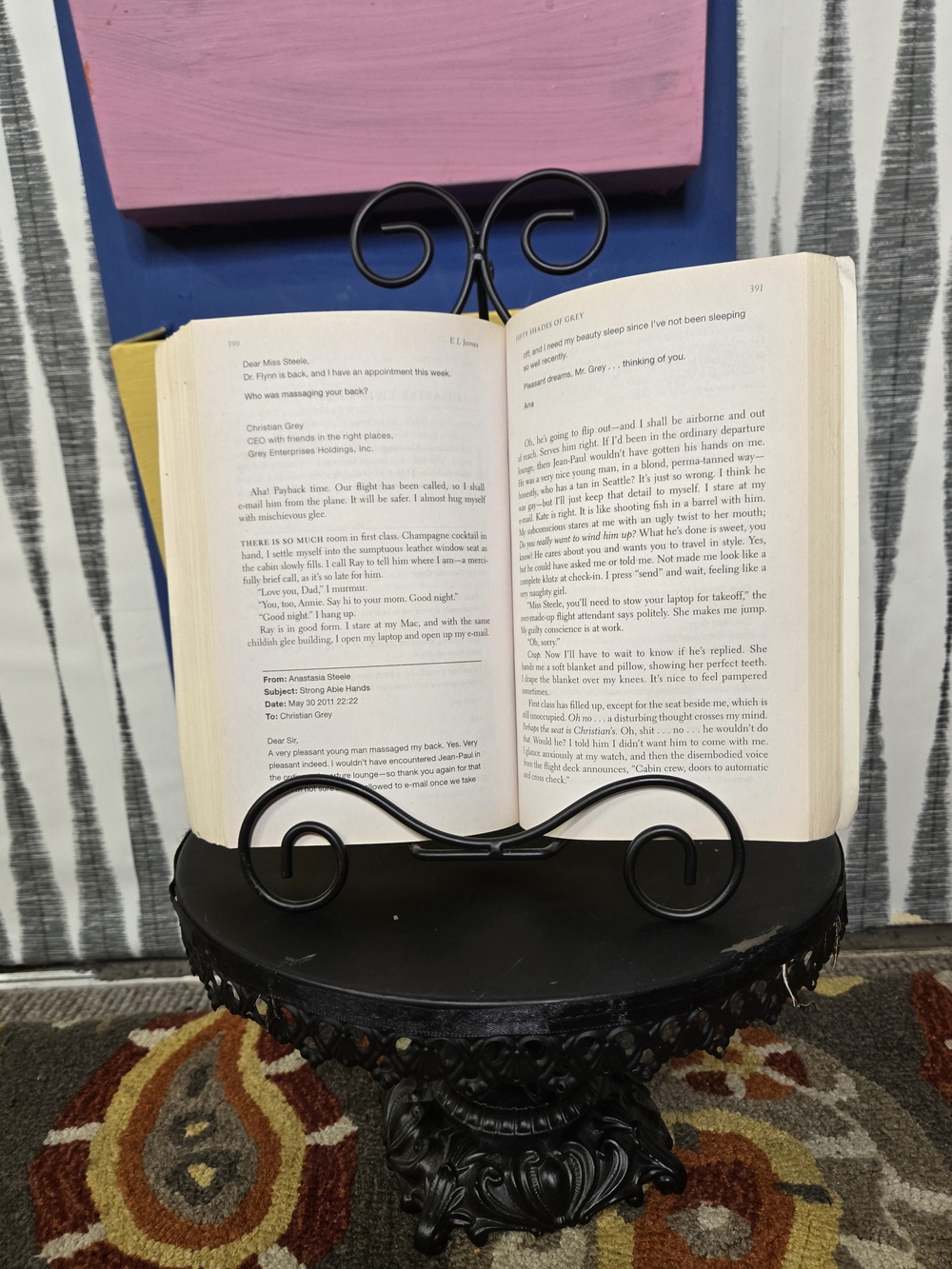 Black Decorative Metal Book Stand